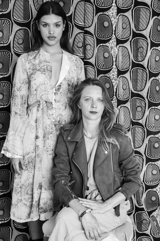mere et fille en noir et blanc