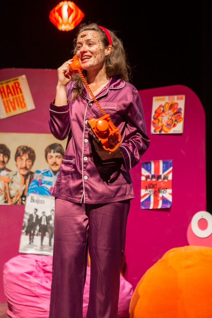 actrice en gros plan tenant un telephone