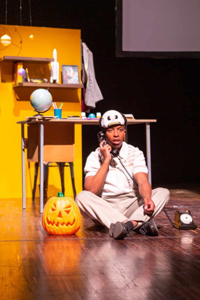 acteur de theatre assis par terre