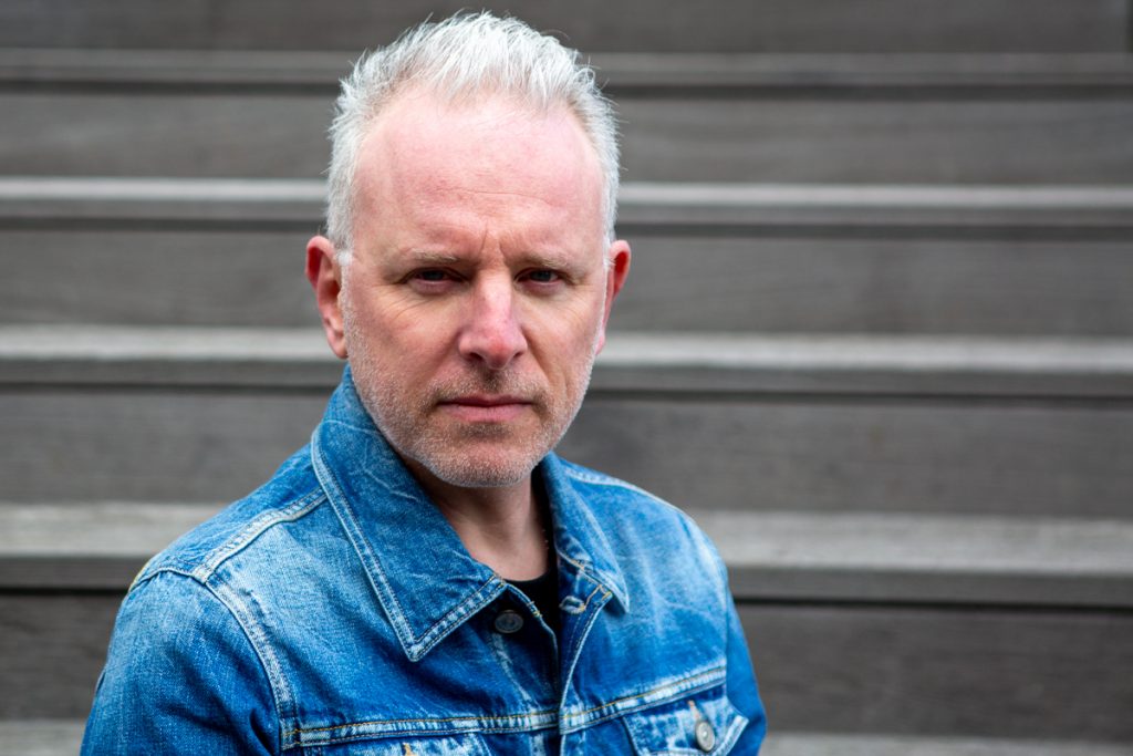 portrait d'homme en veste en jean